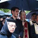 Credinciosi la inmormnatarea parintelui Arsenie Papacioc