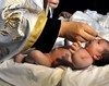 Slujba Botezului in ritul liturgic ortodox si in cel catolic